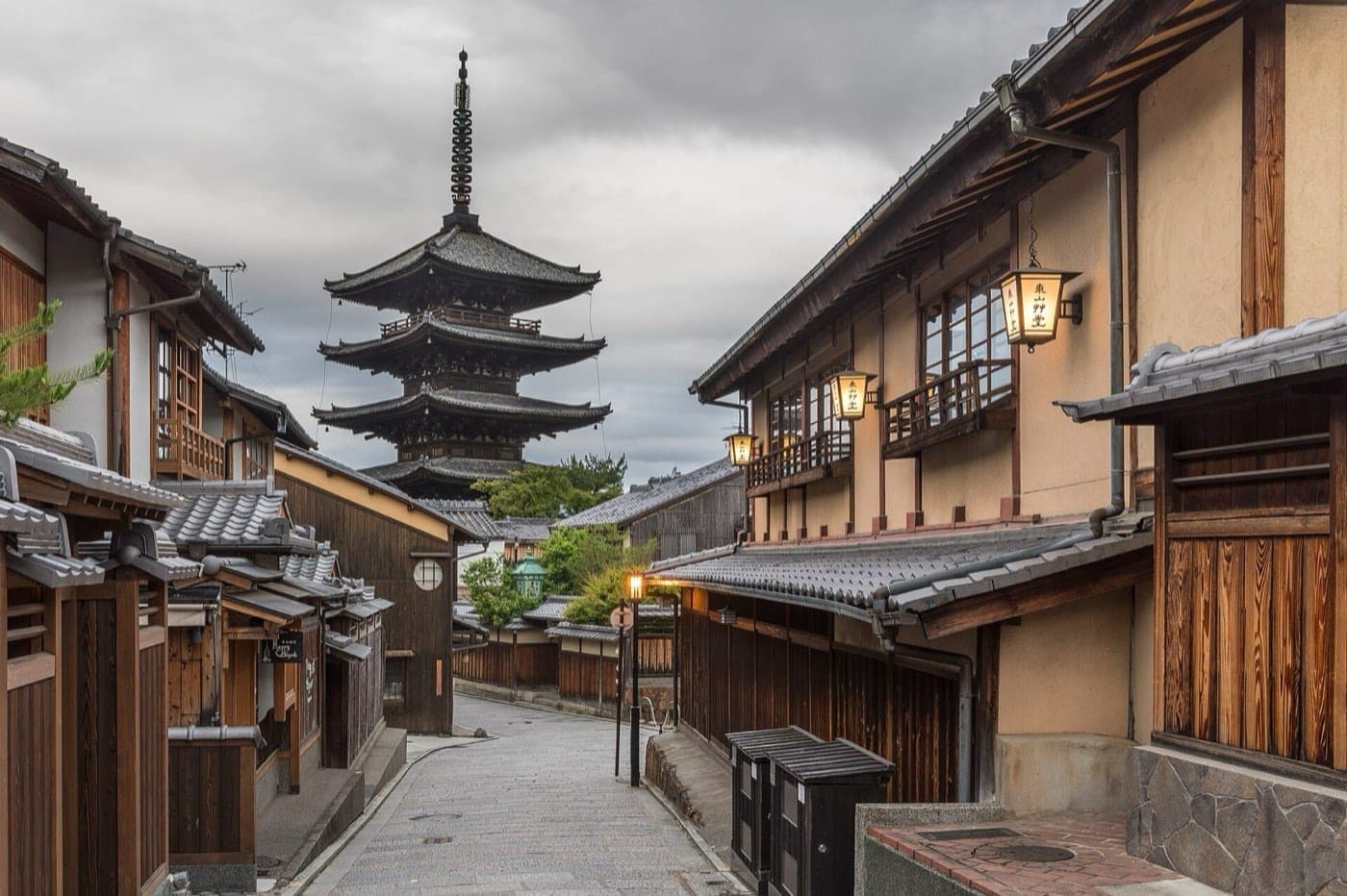 La calle Yasaka de Kioto al amanecer, empedrada y vacía, con la pagoda al fondo